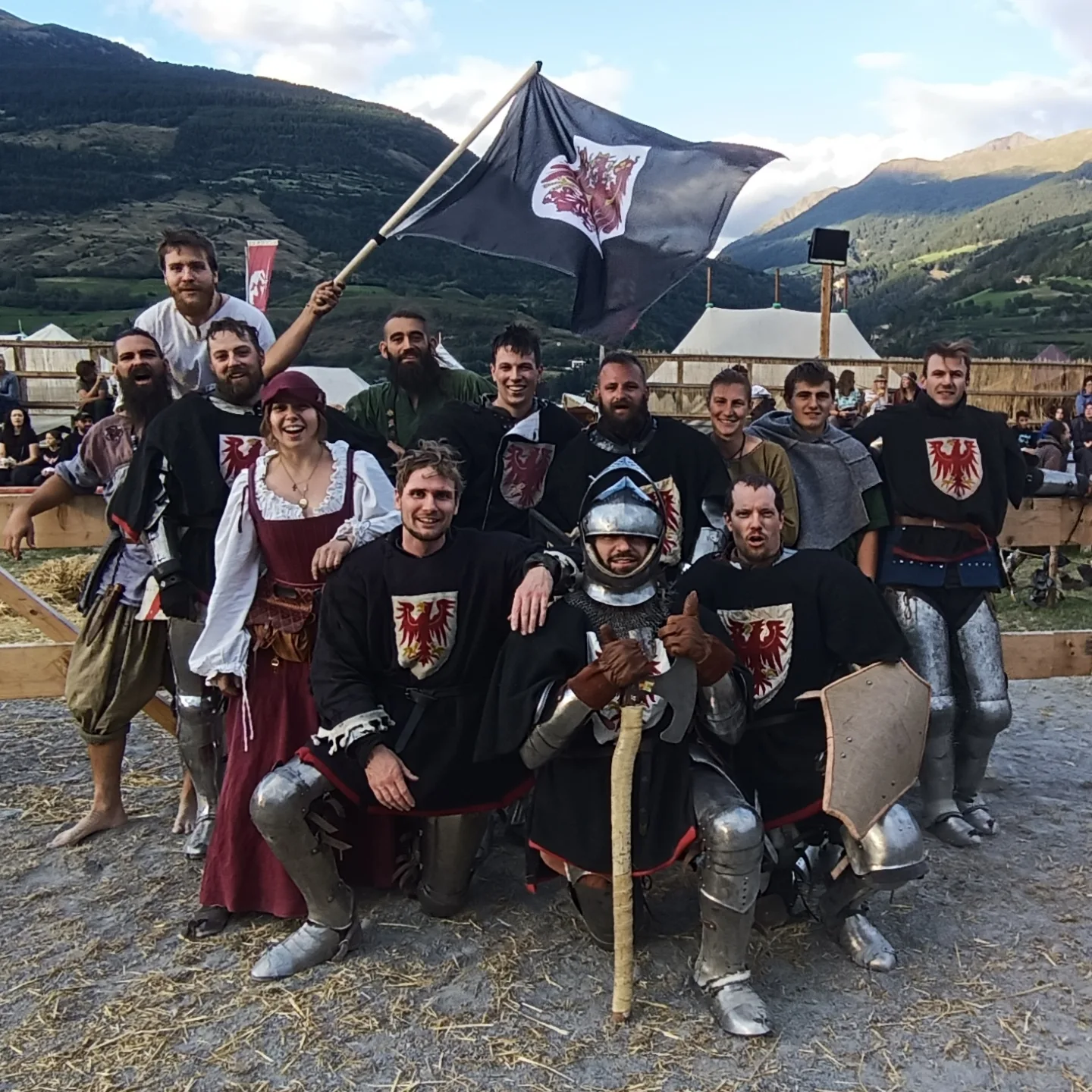 Die Roten Adler – Teamfoto mit Fahne